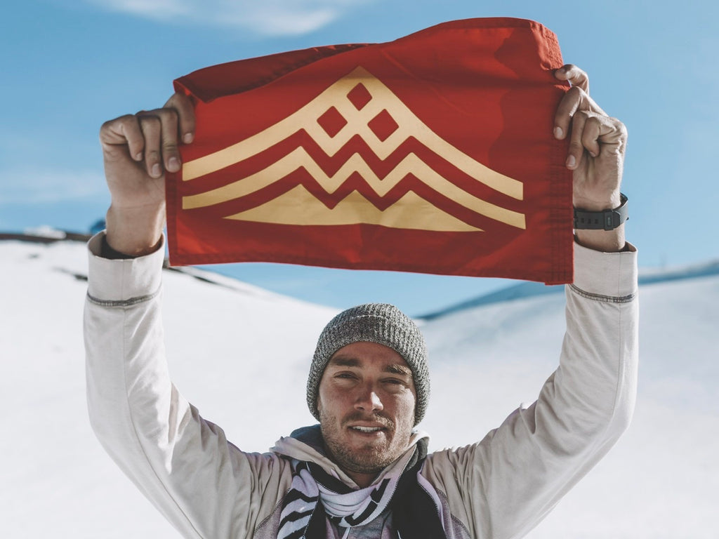 Connor Varney ku kiai Mauna flag