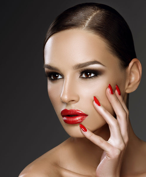 Beautiful woman with medium complexion wearing red lipstick.