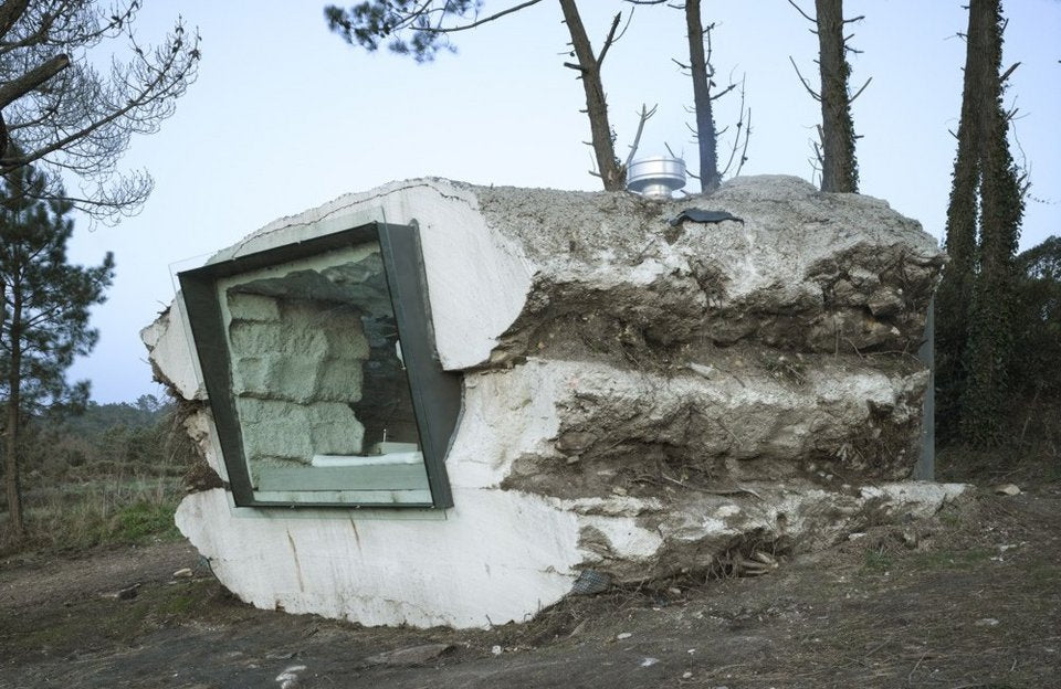 The “Truffle”—A Tiny House on the Coastline of Spain Built Using Concrete, Hay, & a Cow