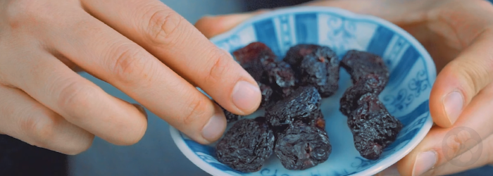 We love to pair dried cherries with our tieguanyin oolong tea