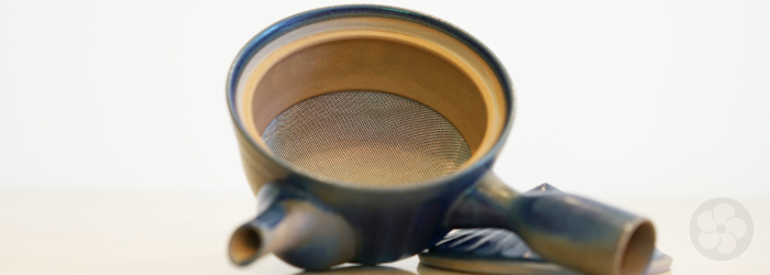 this side-handled kyusu has a built in mesh strainer that holds tea leaves in the top half of the pot
