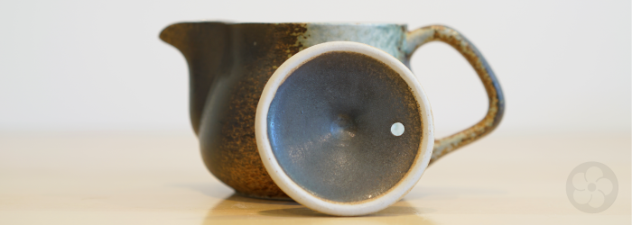 The interior of this back-handled kyusu is glazed with a matte texture, as seen on the inside of the lid