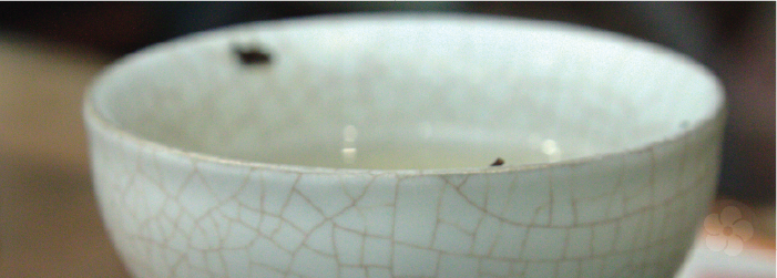 a fine web of crackles is invisible before use, but stains with tea