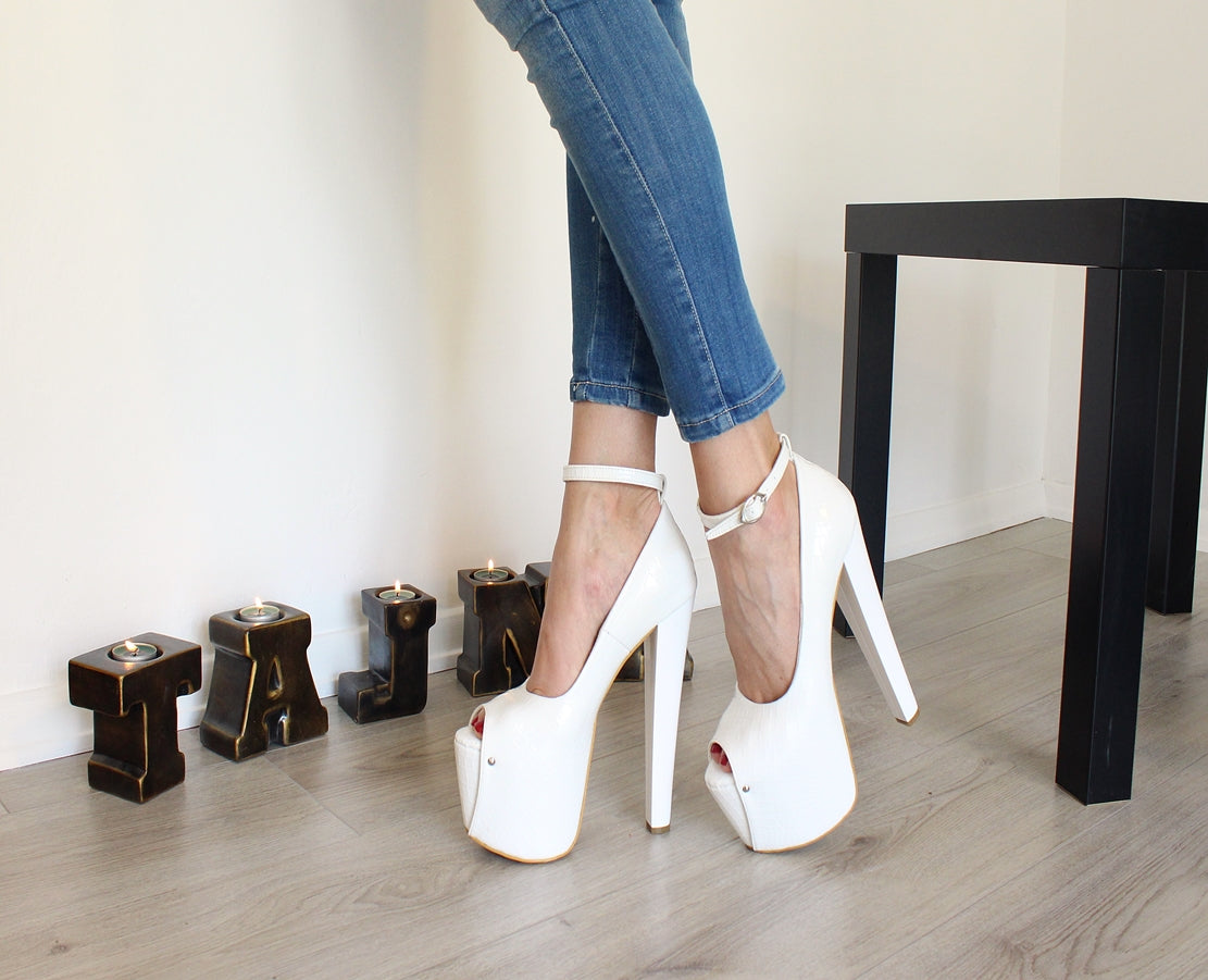 Rüyada Kısa Beyaz İnce Topuklu Pahalı Ayakkabı Alıp Giymek