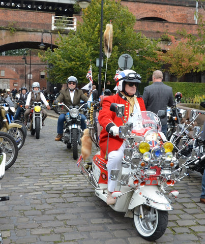 gentlemans ride mnachester - lambretta rider in hunting jacket