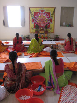 ShakitMat Varanasi Näheren vor dem Altar