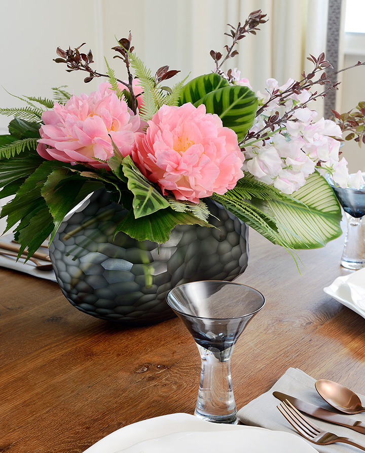 fresh-pink-flowers-dining-table-centerpiece