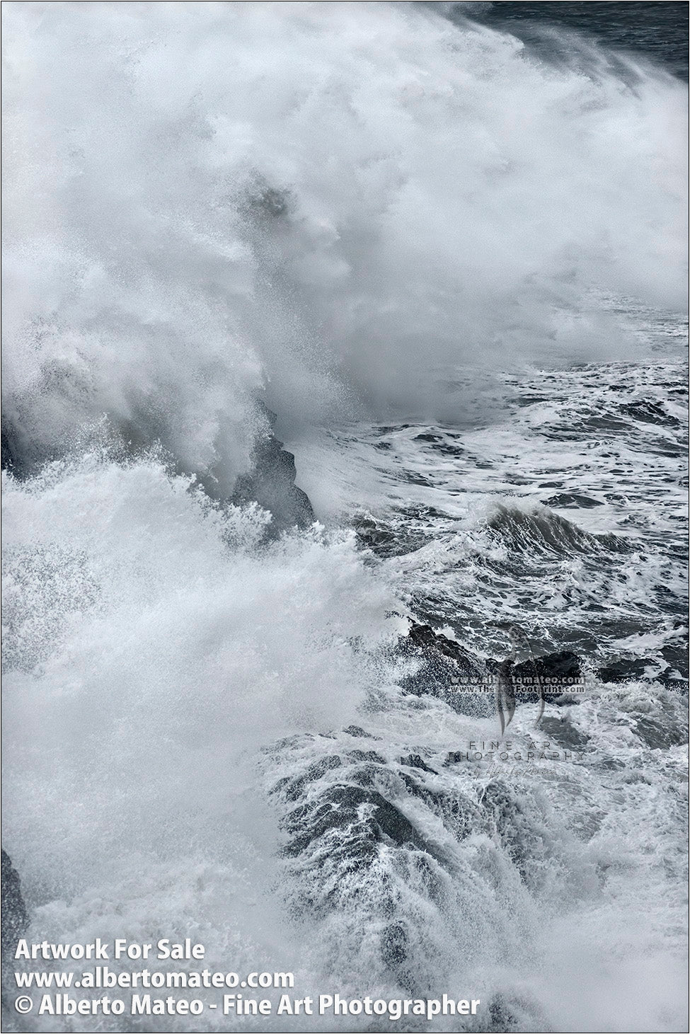 Breaking-waves-Dyorhaley-Iceland-04