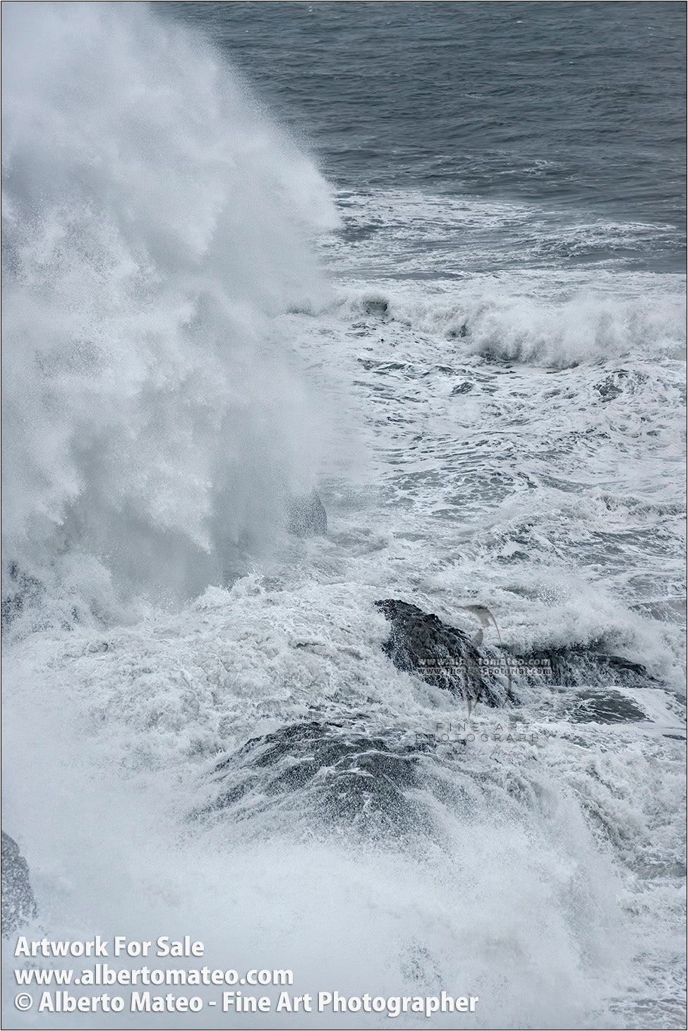 Breaking-waves-Dyorhaley-Iceland-03