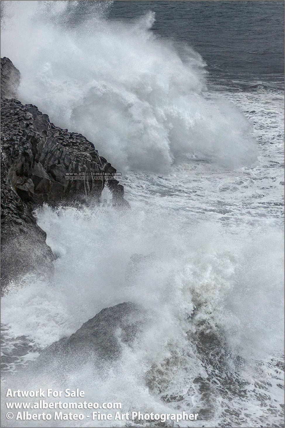 Breaking-waves-Dyorhaley-Iceland-02