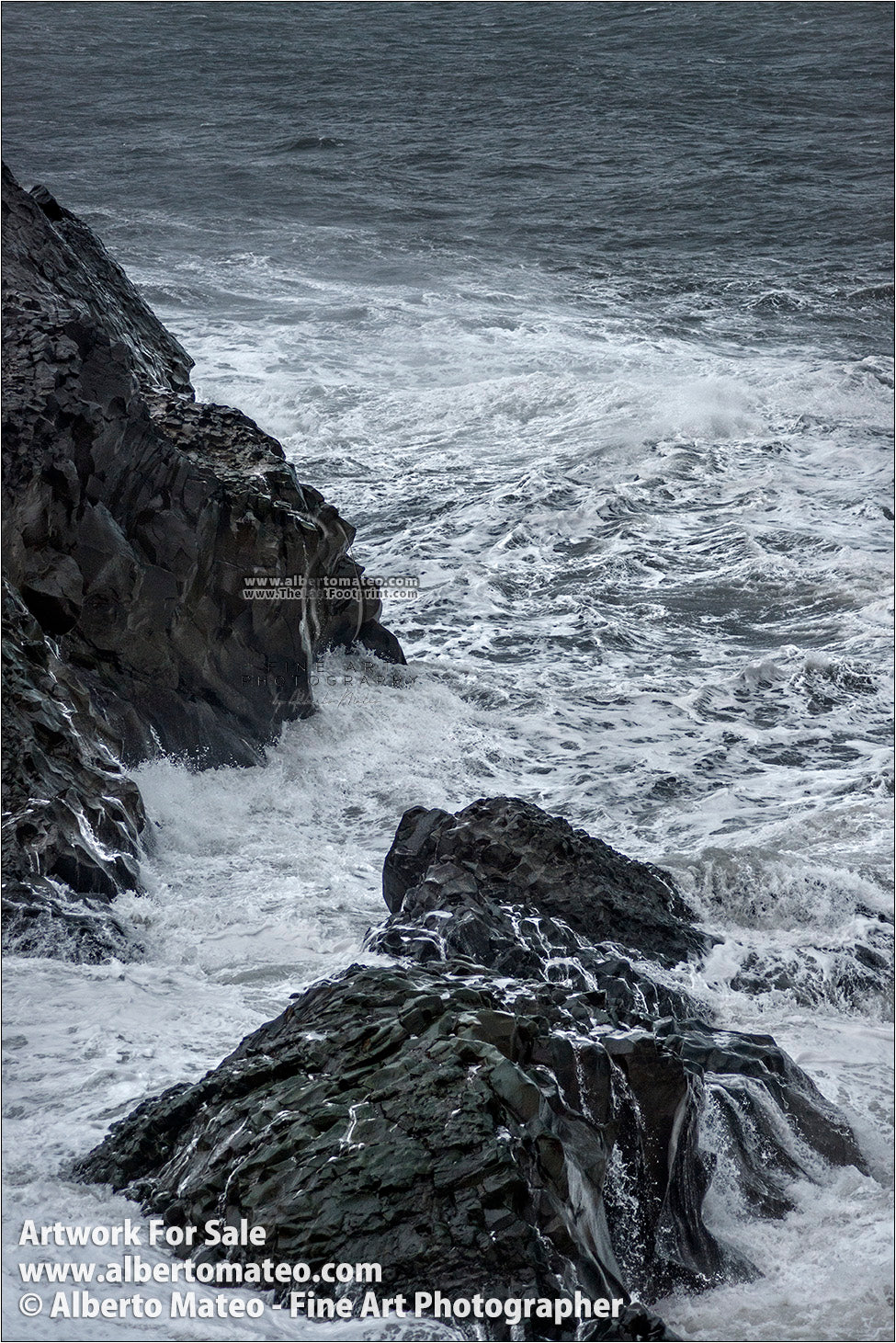 Breaking-waves-Dyorhaley-Iceland-01