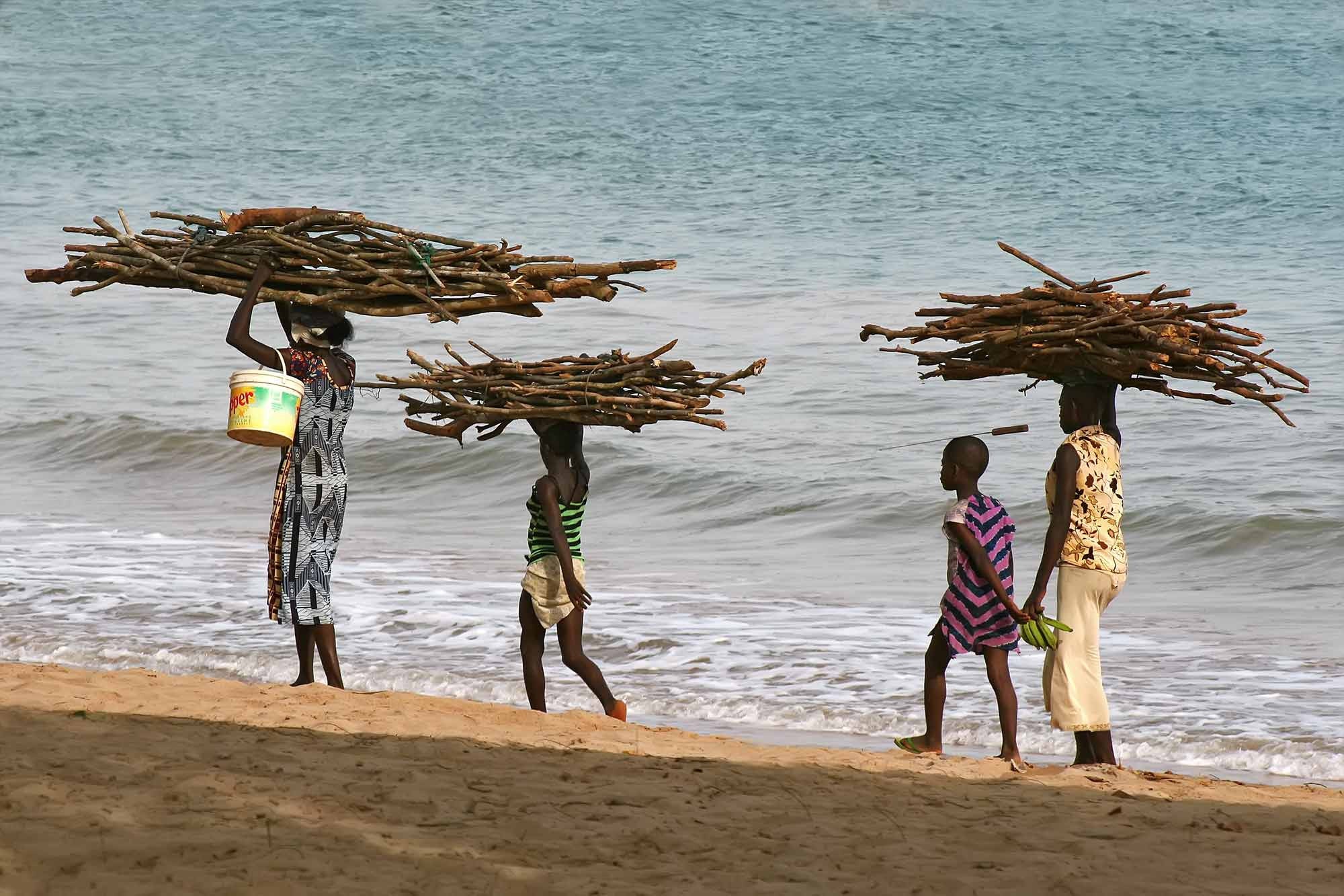 http://www.maierandmaierphotography.com/wp-content/uploads/2013/03/ghana-africa-takoradi-beach-family-walking-home.jpg