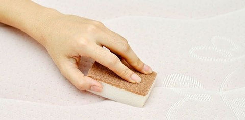 使用海綿或抹布輕輕清潔床褥的污漬