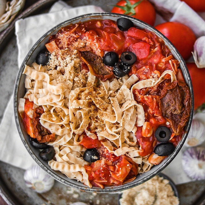 Soybean Noodles mit Tomatensauce und Jackfruit