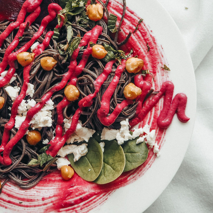 Black Bean Spaghetti mit pinker Hummus Creme