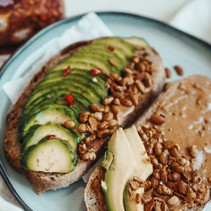 Protein Avocado Brot mit Roasted Beans Topping