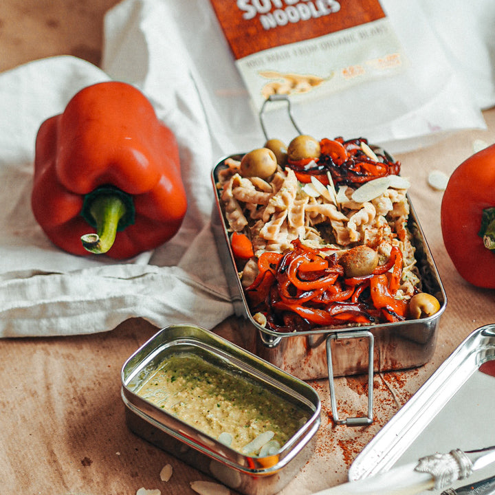 Soybean Noodles mit Oliven-Mandel-Pesto und Paprika