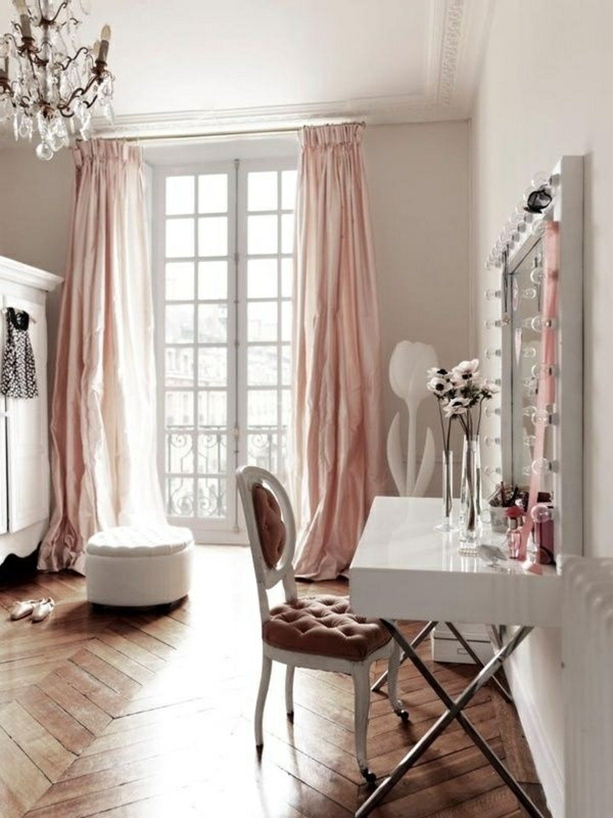 Stunning-Scandinavian-Dining-Furniture-Design-with-blush-curtains