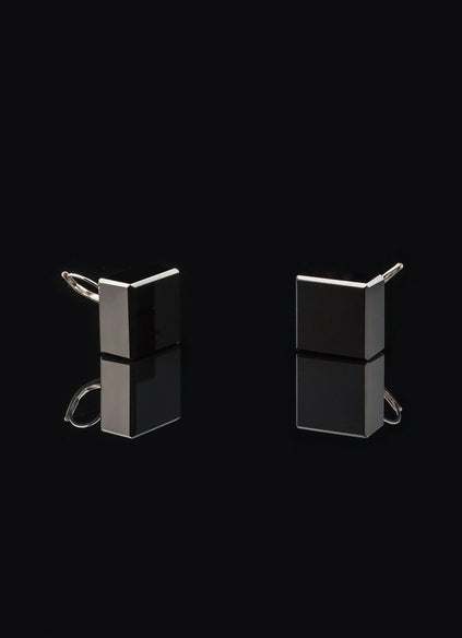 Black glass cube earrings with gilded silver hook, stainless steel coating.