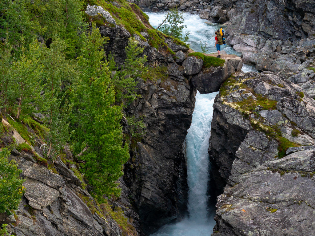 Hvorfor i all verden skal jeg slenge en 4-5 kilos packraft (inkludert padleårer) på en allerede alt for tung tursekk når jeg skal på fjelltur?