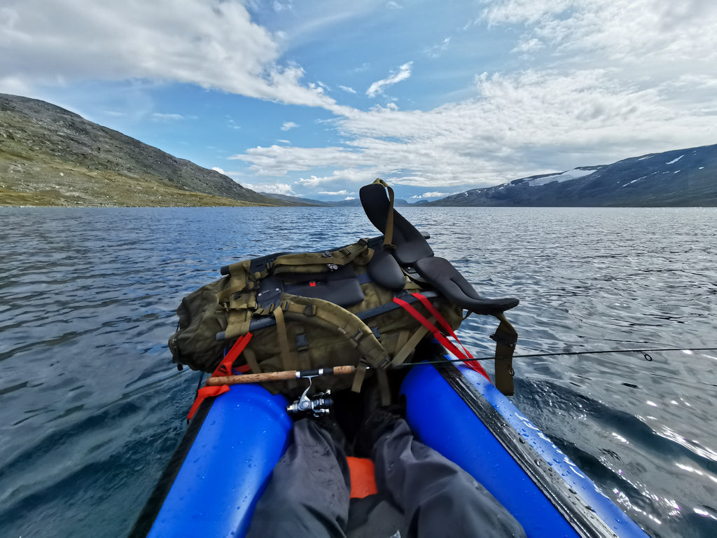 Det går ikke nødvendigvis så mye fortere å padle langs et fjellvann enn å gå på beina, men det er helt fantastisk å avlaste bein og såre skuldre. Og det er jo ikke feil å kunne dorge etter storørreten samtidig som man beveger seg fremover?