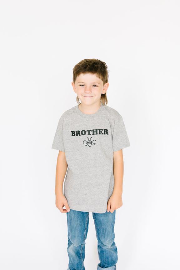 Volg ons verbinding verbroken Groen Brother Bee Shirt - Kids - Nature Supply Co