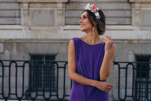 Bridalada look de invitada de boda morado con zapatos salón de tacón nude y espejo plata tacón grueso