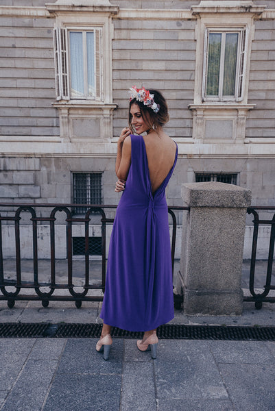 Bridalada look de invitada de boda morado con zapatos salón de tacón nude y espejo plata tacón grueso