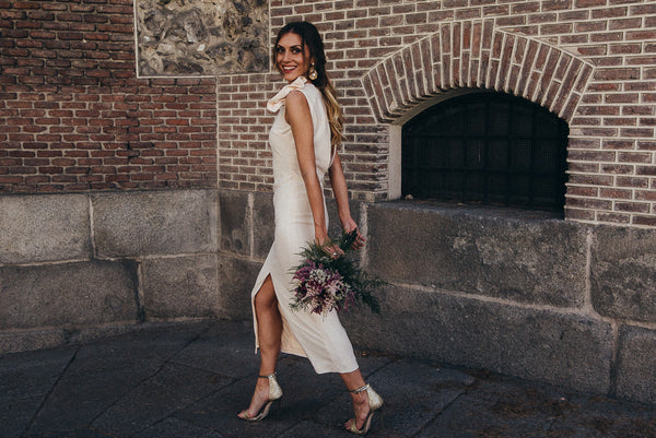 Bridalada look de boda vestido con abertura y zapatos dorados sandalia con plataforma tacón fino Just-ene