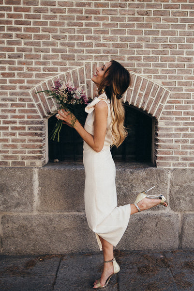 Bridalada look de boda vestido con abertura y zapatos dorados sandalia con plataforma tacón fino Just-ene