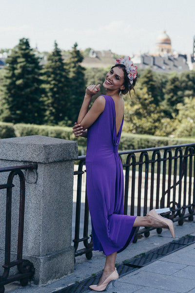 Bridalada look de invitada de boda morado con zapatos salón de tacón nude y espejo plata tacón grueso