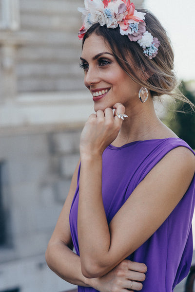 Bridalada look de invitada de boda morado con zapatos salón de tacón nude y espejo plata tacón grueso