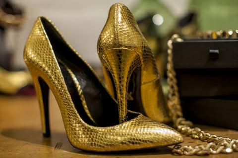 Zapatos de salón tipo stilleto dorados de JustENE