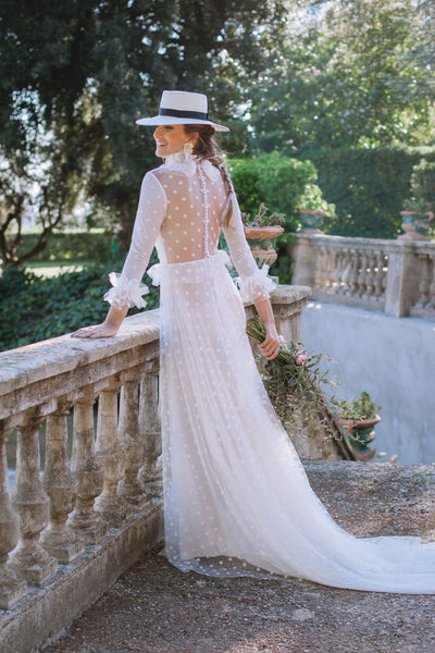 Miss Cavallier con vestido blanco de estrellas de boda con zapatos rosa con ribete blanco salones de Just-ene