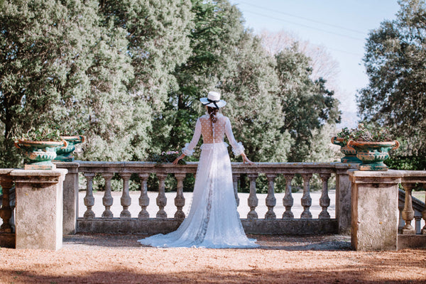 Miss Cavallier con vestido blanco de estrellas de boda con zapatos rosa con ribete blanco salones de Just-ene