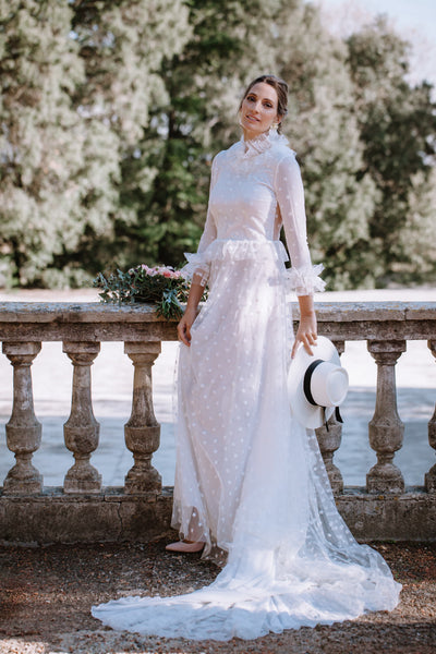 Miss Cavallier con vestido blanco de estrellas de boda con zapatos rosa con ribete blanco salones de Just-ene