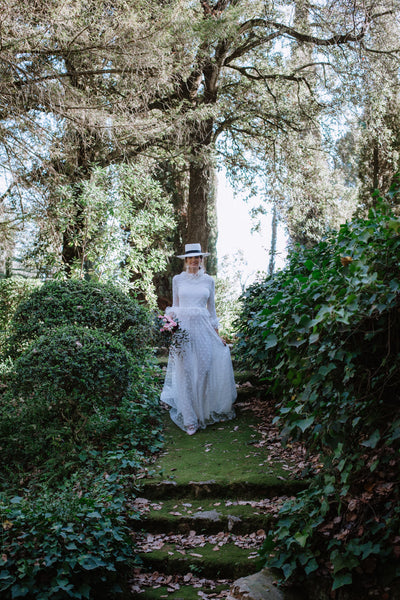 Miss Cavallier con vestido blanco de estrellas de boda con zapatos rosa con ribete blanco salones de Just-ene