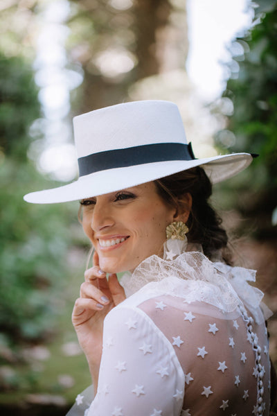 Miss Cavallier con vestido blanco de estrellas de boda con zapatos rosa con ribete blanco salones de Just-ene