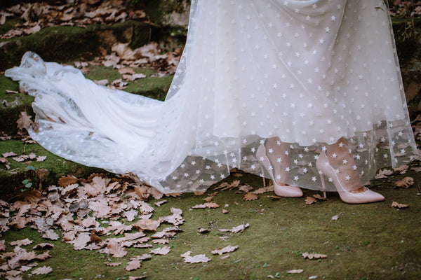 Miss Cavallier con vestido blanco de estrellas de boda con zapatos rosa con ribete blanco salones de Just-ene