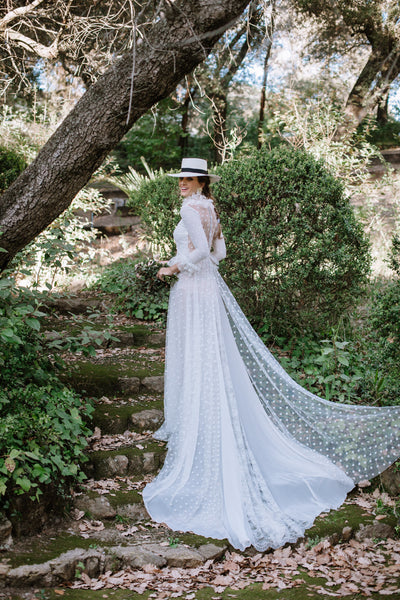 Miss Cavallier con vestido blanco de estrellas de boda con zapatos rosa con ribete blanco salones de Just-ene