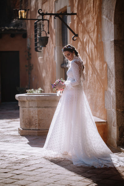 Miss Cavallier con vestido blanco de estrellas de boda con zapatos rosa con ribete blanco salones de Just-ene