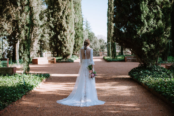 Miss Cavallier con vestido blanco de estrellas de boda con zapatos rosa con ribete blanco salones de Just-ene