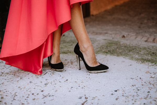 Miss Cavallier look de invitada de boda falda coral zapatos salón con plataforma negro y dorado Just-ene