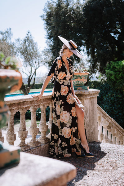 MISS CAVALLIER CON VESTIDO DE FLORES Y ZAPATOS NEGROS CON PLATAFORMA JUST-ENE