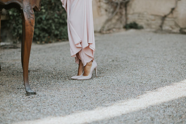 Miss Cavallier look de invitada de boda colores pastel con zapatos de tacón salón rosa
