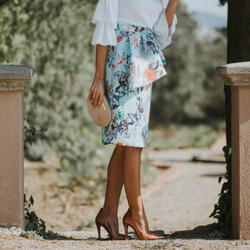 Miss Cavallier look de invitada de boda con zapatos salones de tacón Just-ene en oro rosa