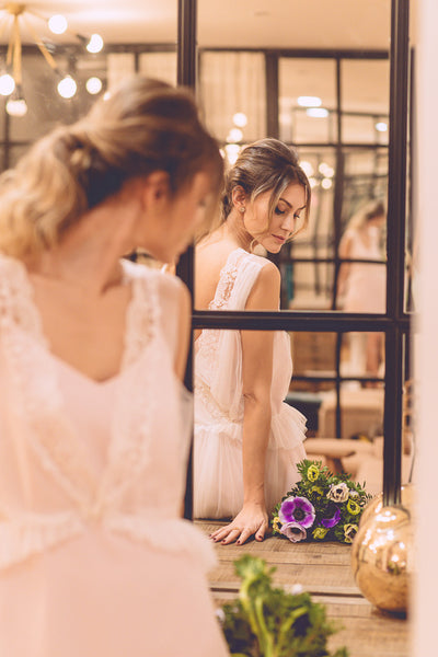 Bridalada look de novia civil vestido rosa con encaje zapatos salón rosa nude tacón ancho espejo plata Just-ene