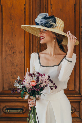 Bridalada look de novia con pnatalón blanco zapatos tacón salón rosa nude y plata Just-ene