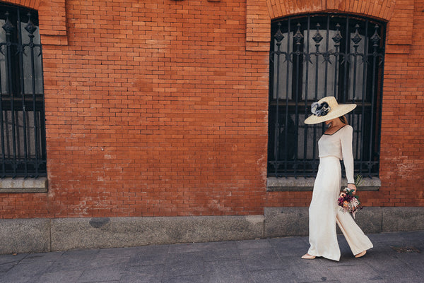 Bridalada look de novia con pnatalón blanco zapatos tacón salón rosa nude y plata Just-ene