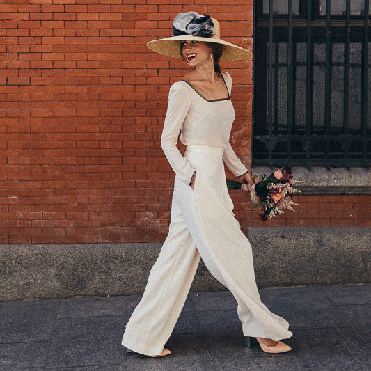 Bridalada look de novia con pnatalón blanco zapatos tacón salón rosa nude y plata Just-ene